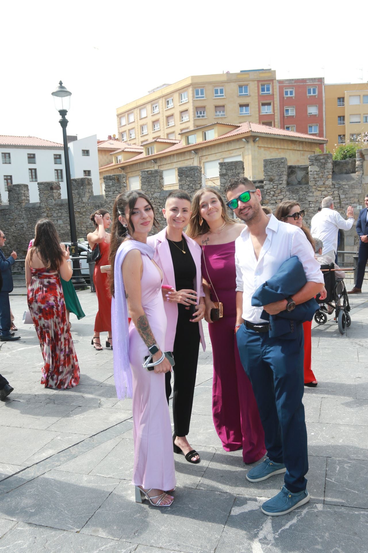 En Harley, vestida de blanco hasta la iglesia de San Pedro: gran boda motera en Gijón