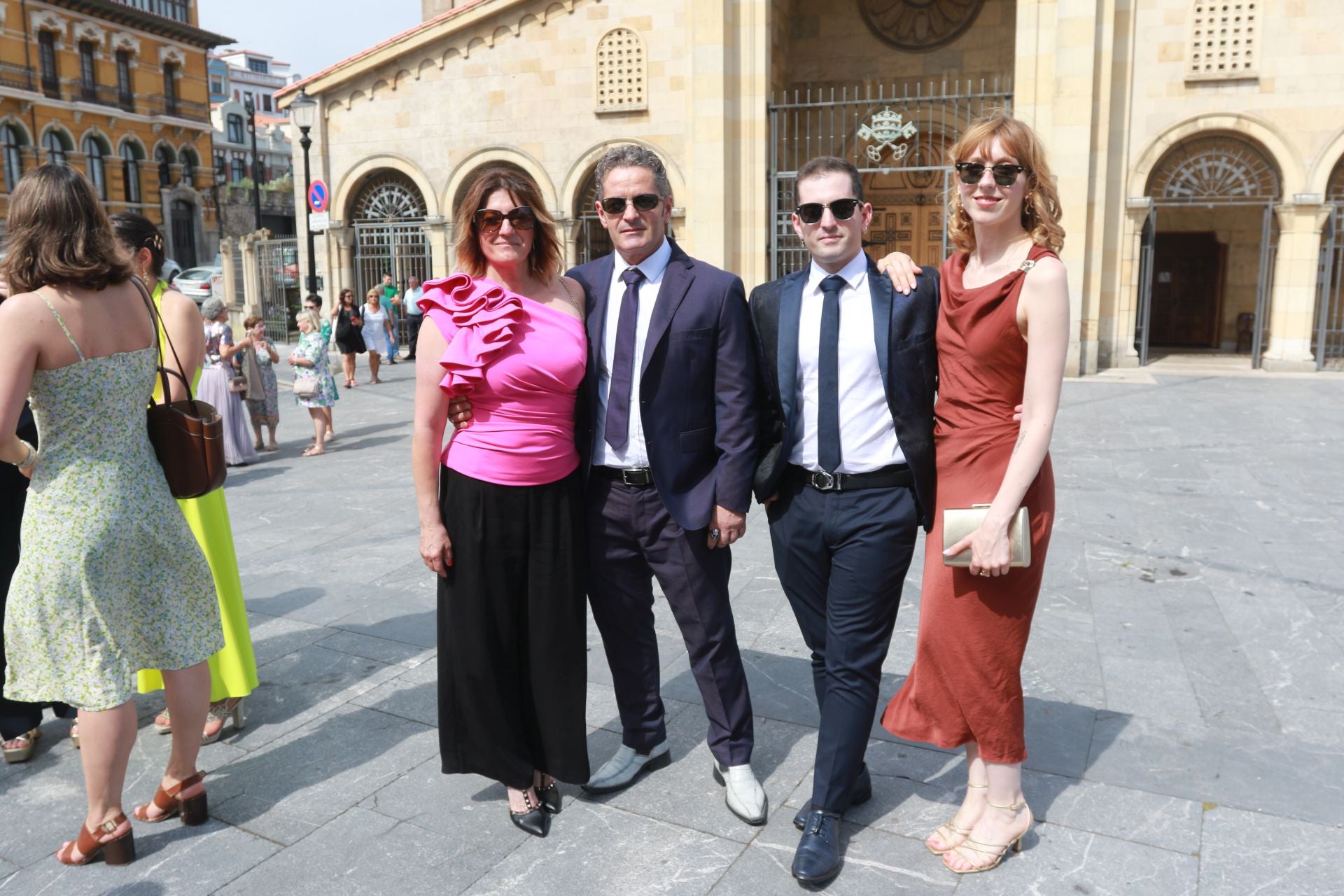 En Harley, vestida de blanco hasta la iglesia de San Pedro: gran boda motera en Gijón
