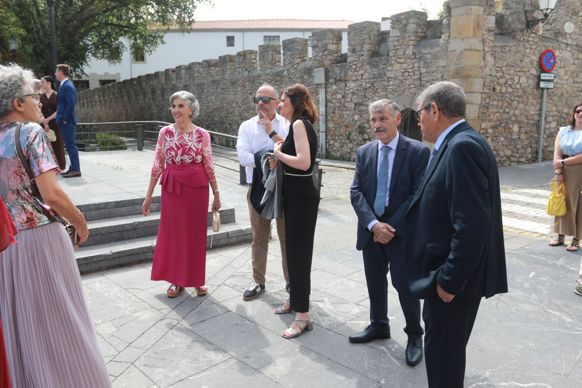 En Harley, vestida de blanco hasta la iglesia de San Pedro: gran boda motera en Gijón