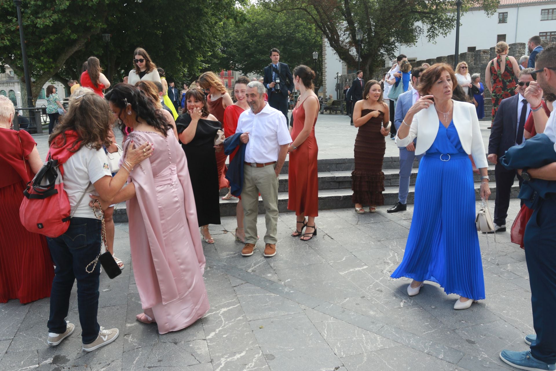 En Harley, vestida de blanco hasta la iglesia de San Pedro: gran boda motera en Gijón
