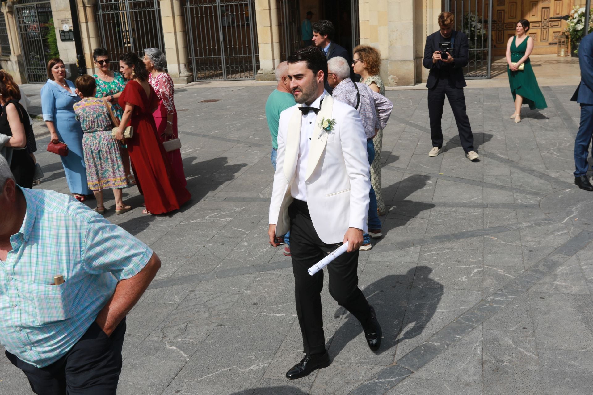En Harley, vestida de blanco hasta la iglesia de San Pedro: gran boda motera en Gijón