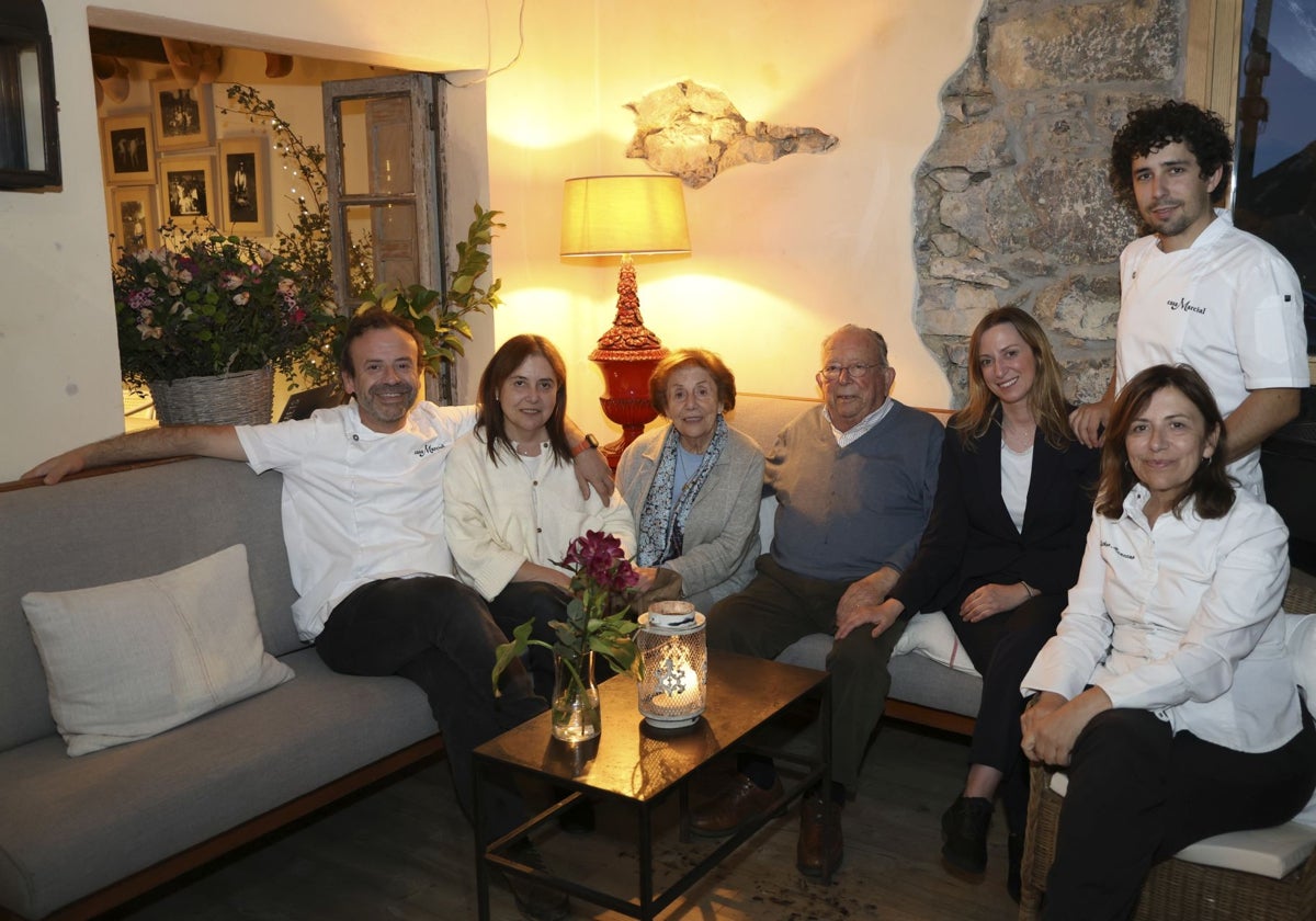 Nacho Manzano junto a su hermana Olga; sus padres, Olga y Marcial; sus otras dos hermanas, Sandra y Esther y, de pie, su sobrino Jesús.