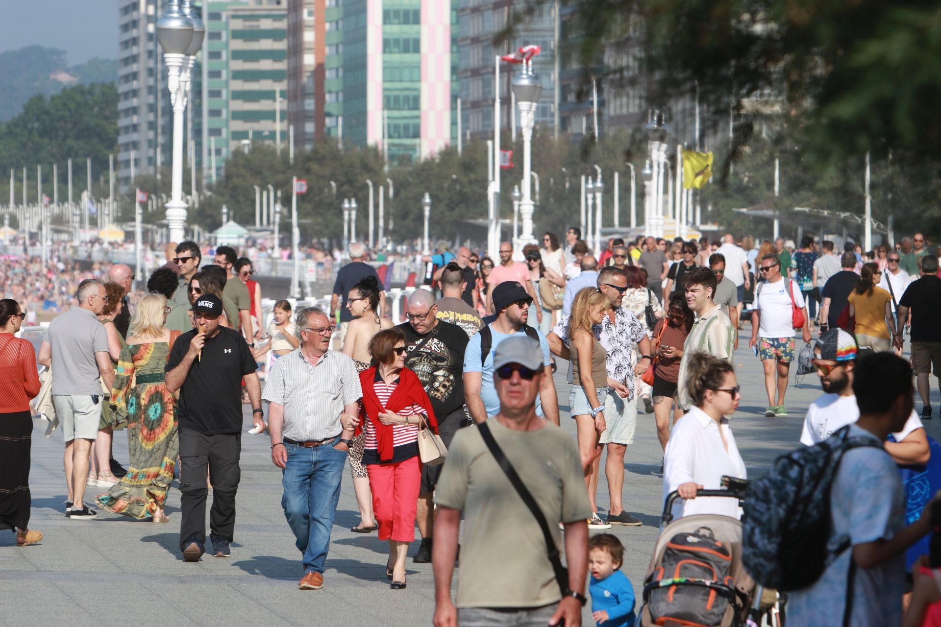 Sol, calor, playa y terrazas llenas en Asturias