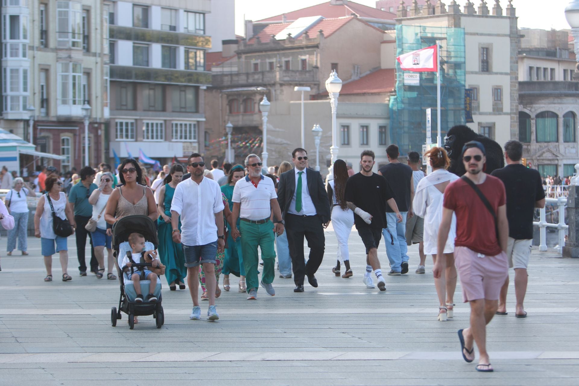 Sol, calor, playa y terrazas llenas en Asturias