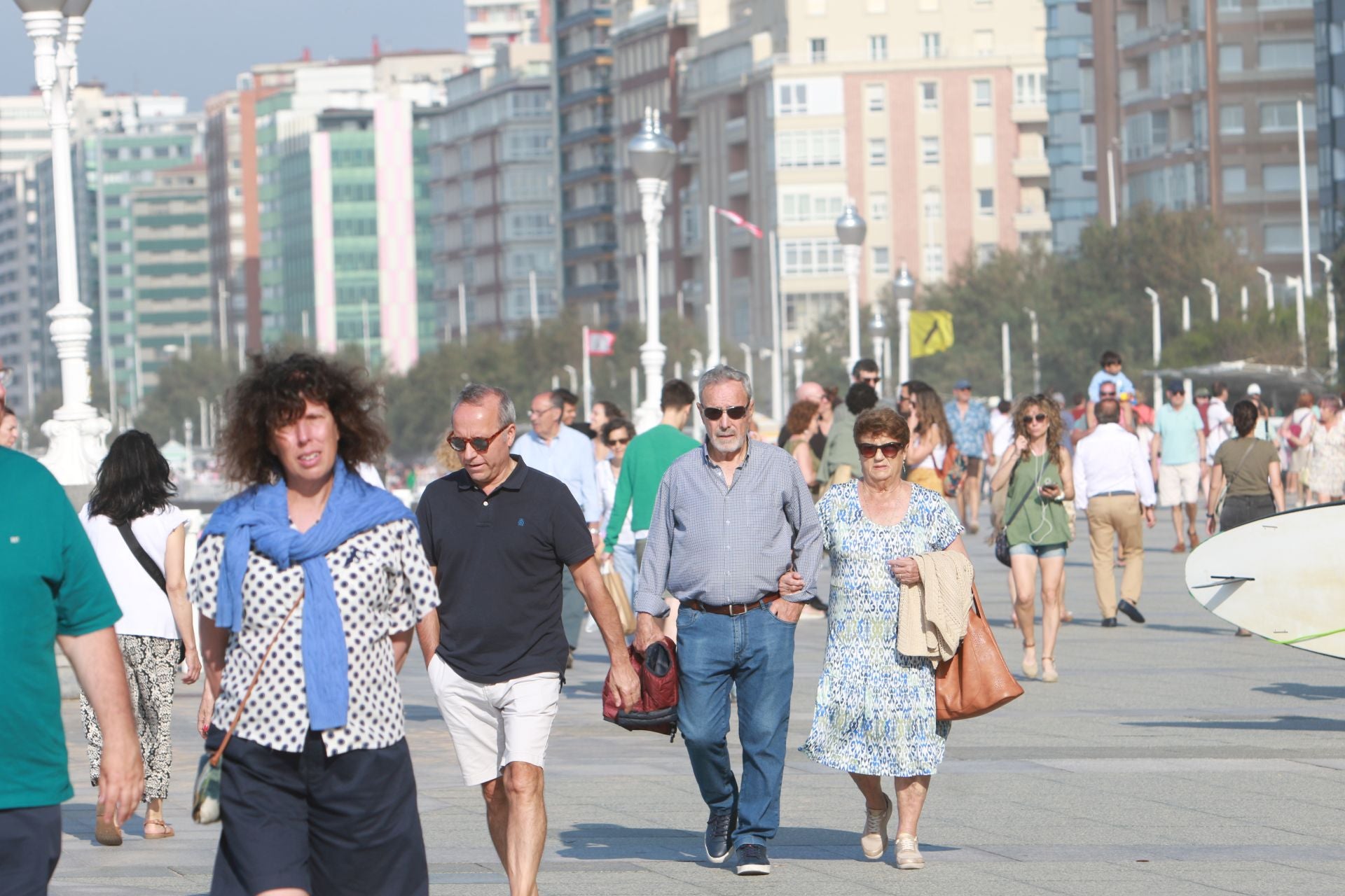 Sol, calor, playa y terrazas llenas en Asturias
