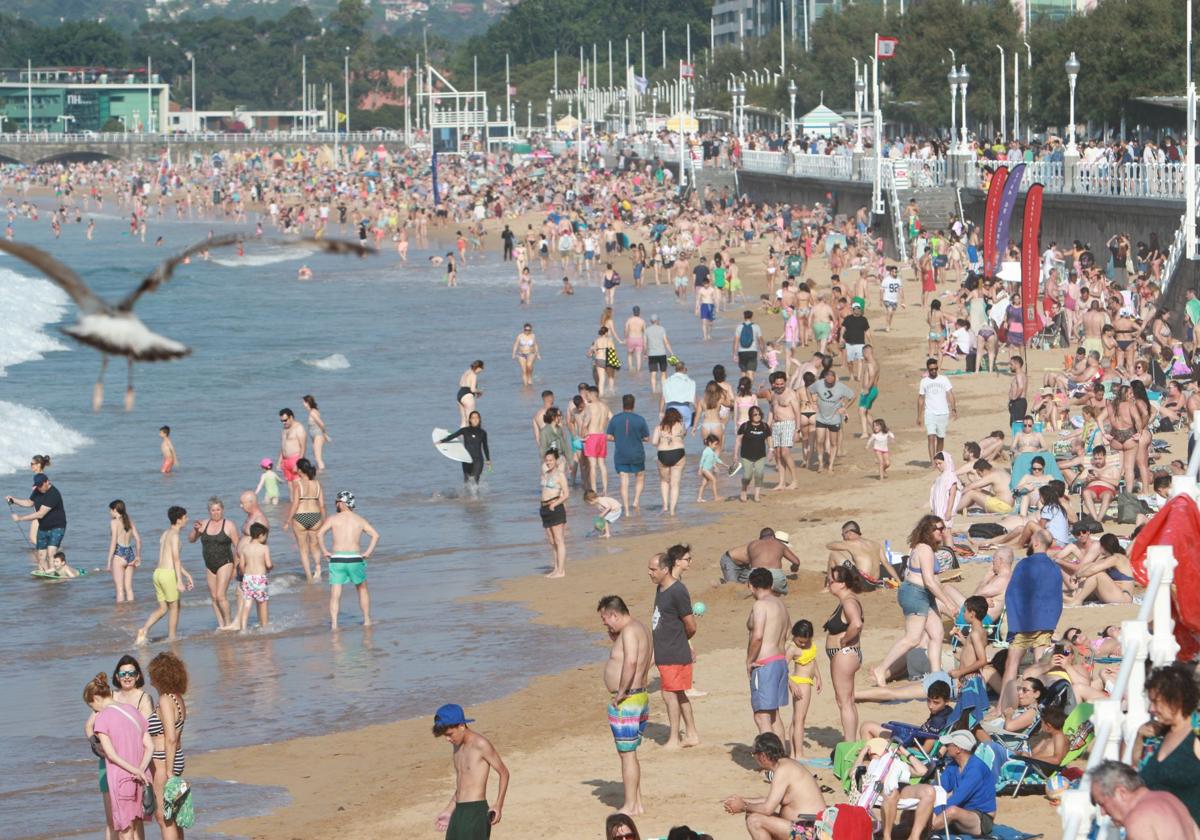 La playa de San Lorenzo de Gijón, este sábado.
