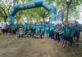 Participantes de la II Caminata Solidaria de los 10.000 pasos, ayer, en Castiello de Bernueces.