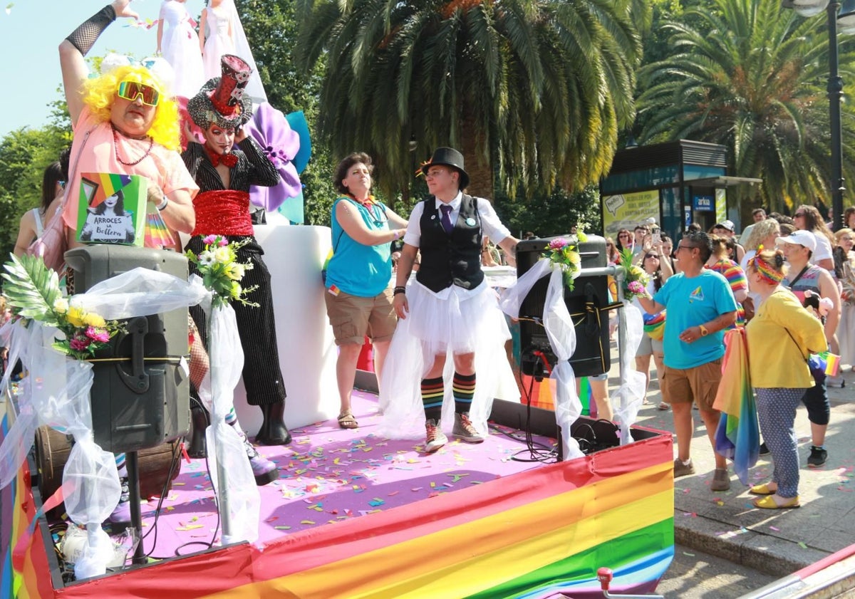 Imagen principal - Más de 2.000 personas se movilizan en Gijón por los derechos LGTBIQ+ en el Día del Orgullo