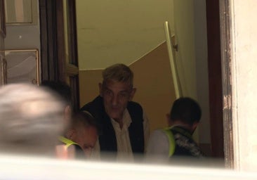 Jesús, 'El Vasco', sale detenido de su piso de la calle Contracay.