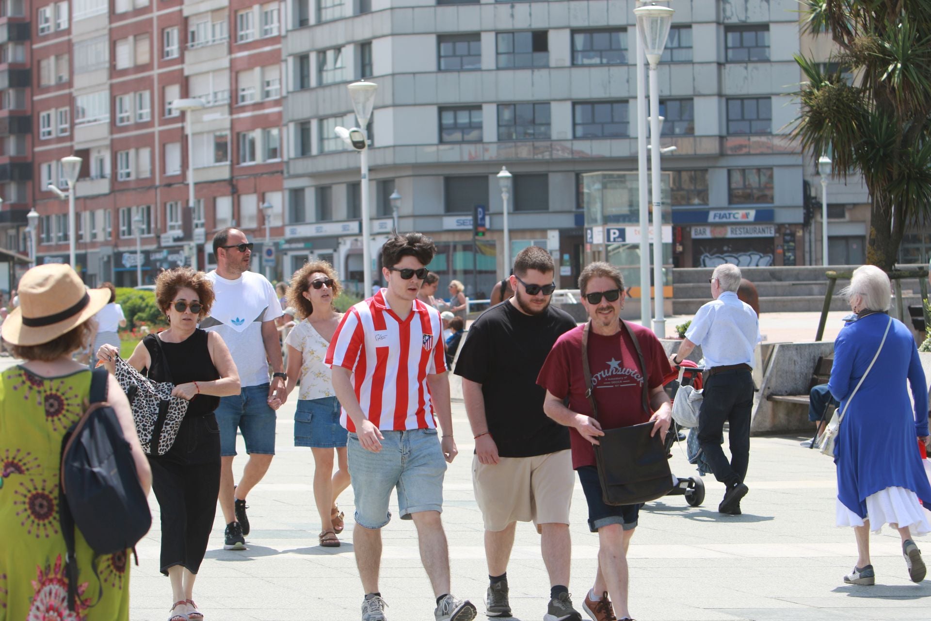 Sol, calor, playa y terrazas llenas en Asturias