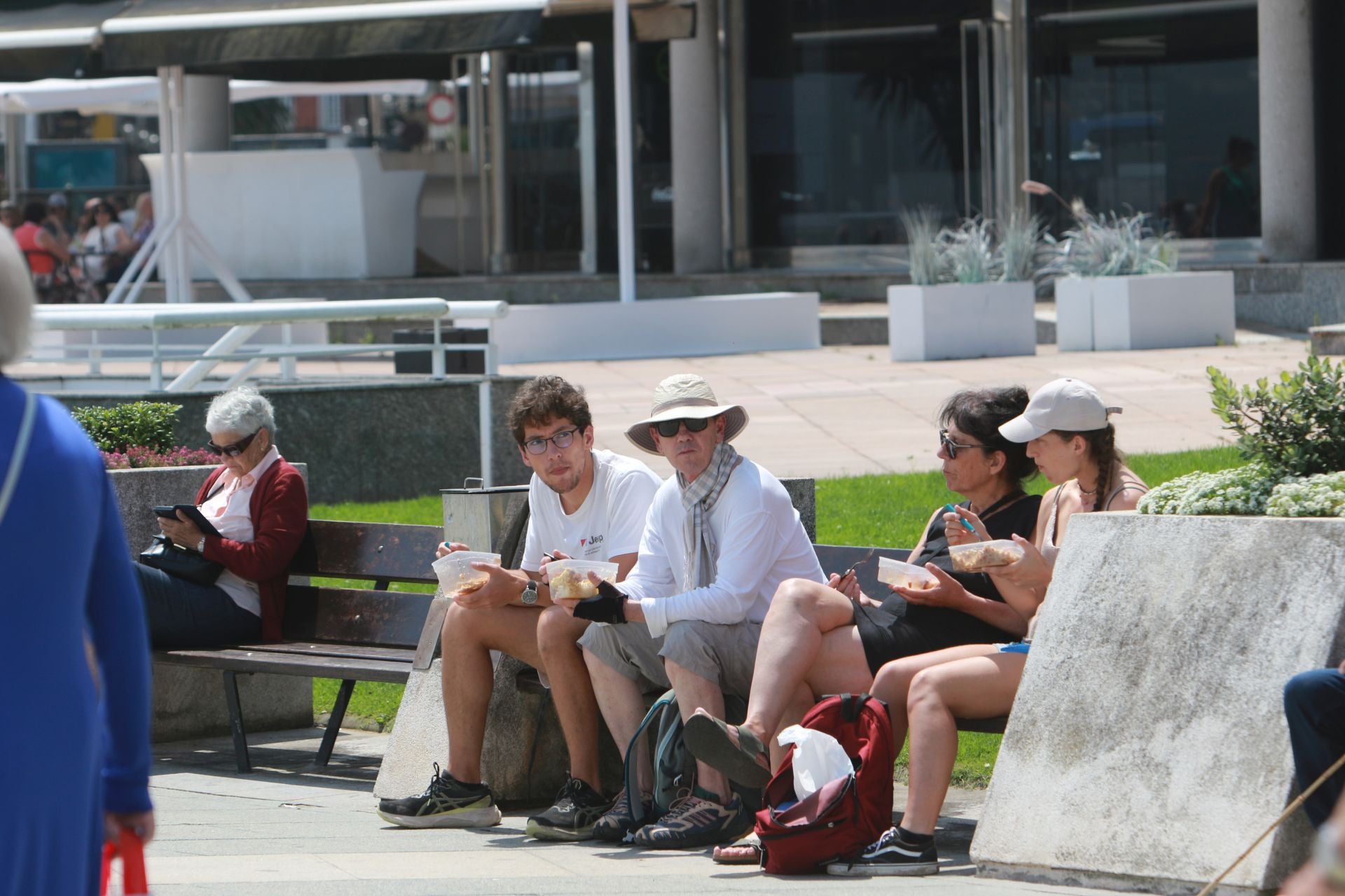 Sol, calor, playa y terrazas llenas en Asturias