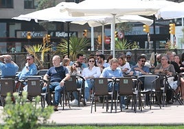 Terrazas llenas en Gijón, este sábado.