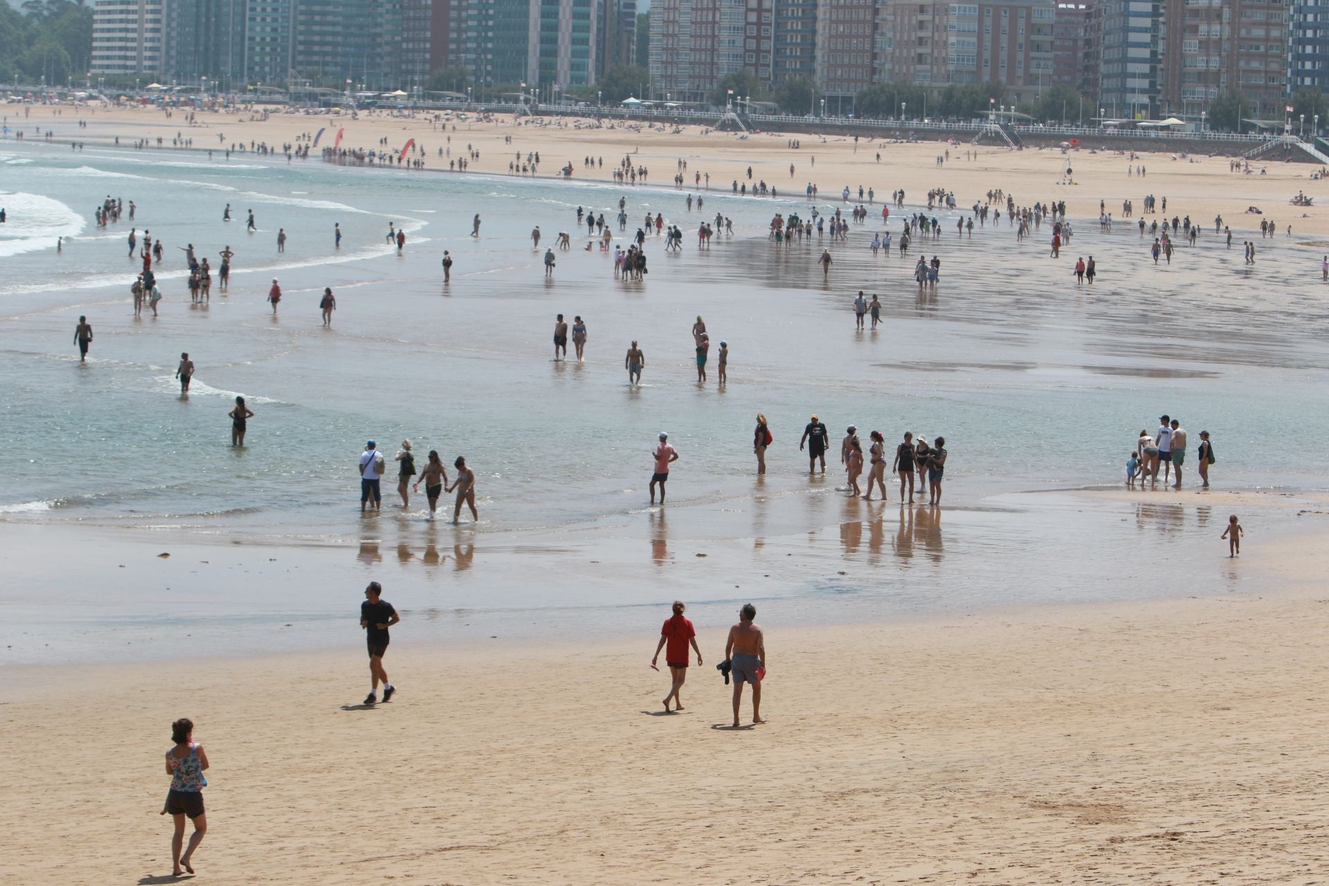 Sol, calor, playa y terrazas llenas en Asturias