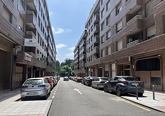 Calle de La Isla, en Pola de Siero, en sentido hacía la estación de tren y el río Nora, al fondo.