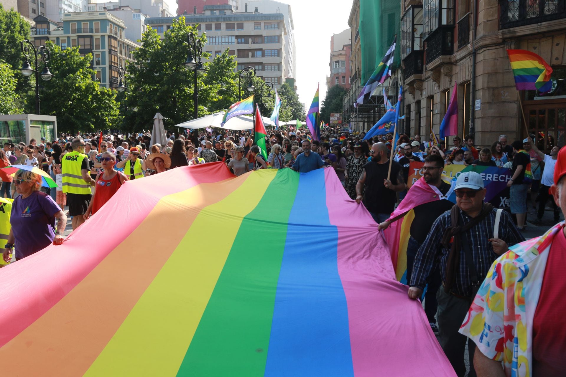 Fotos: Multitudinaria manifestación por los derechos LGTBIQ+, en Gijón