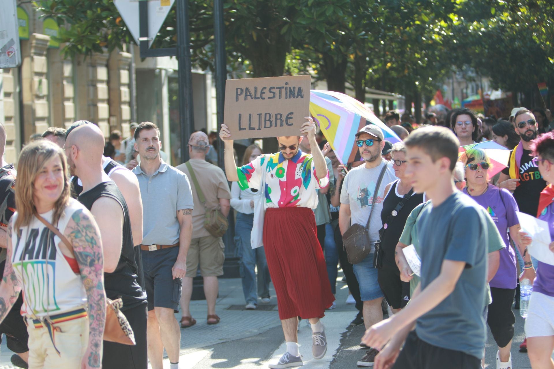 Fotos: Multitudinaria manifestación por los derechos LGTBIQ+, en Gijón