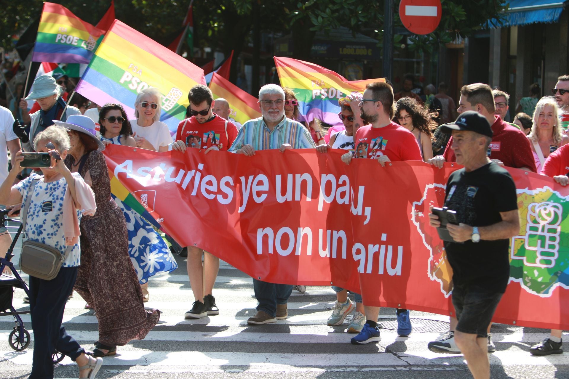 Fotos: Multitudinaria manifestación por los derechos LGTBIQ+, en Gijón