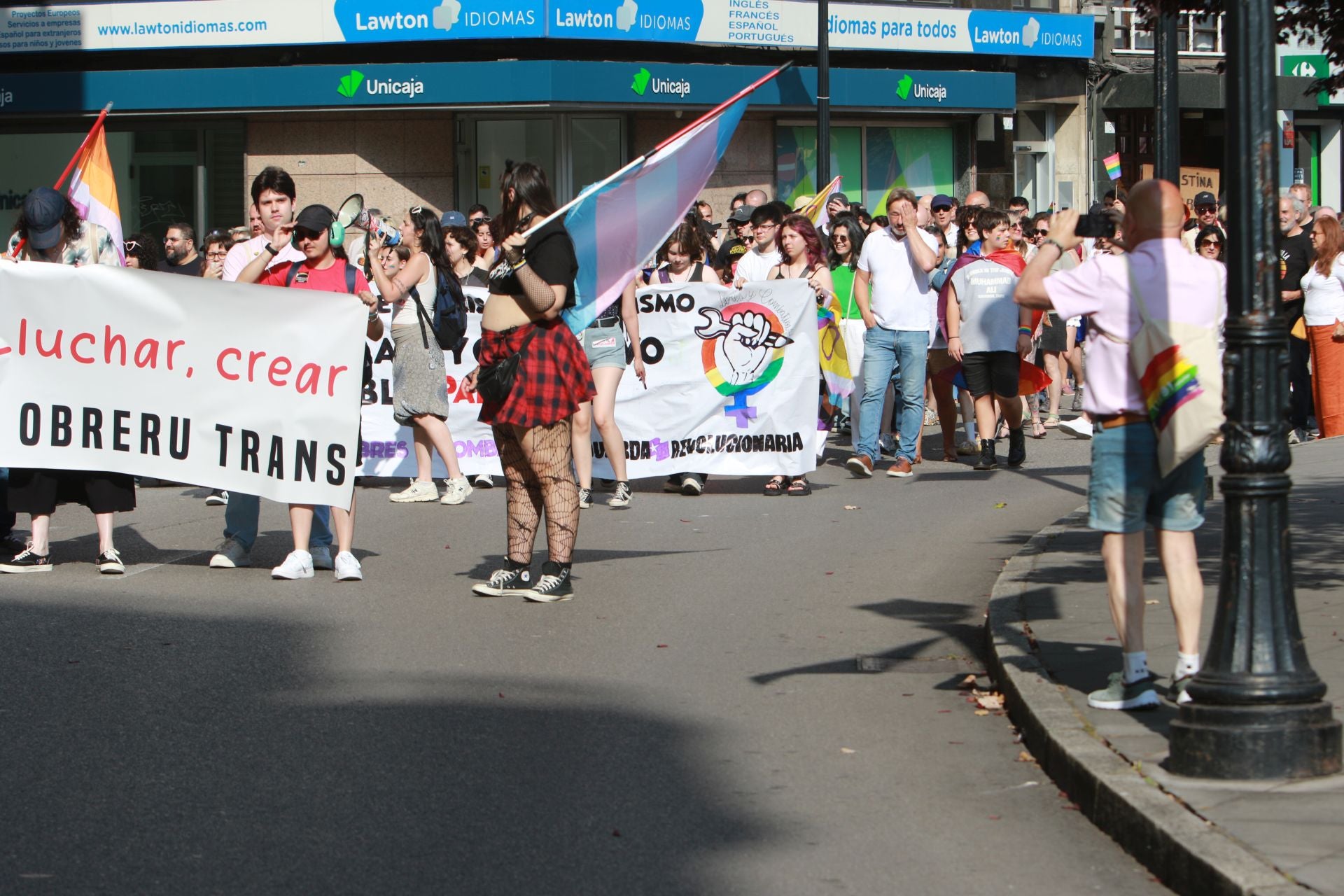 Fotos: Multitudinaria manifestación por los derechos LGTBIQ+, en Gijón