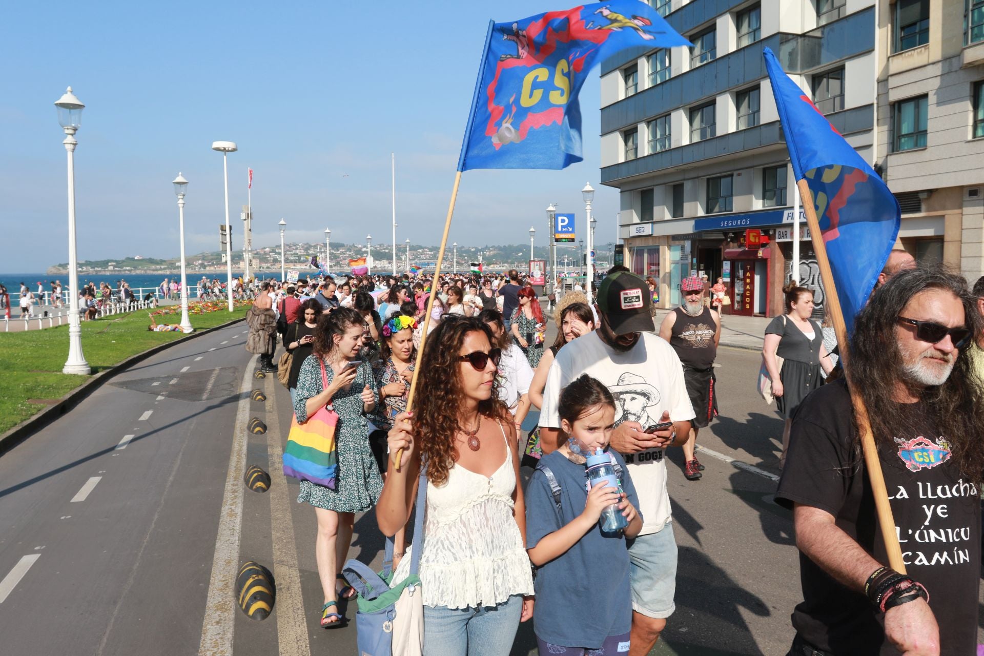 Fotos: Multitudinaria manifestación por los derechos LGTBIQ+, en Gijón