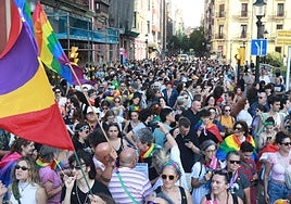 Fotos: Multitudinaria manifestación por los derechos LGTBIQ+, en Gijón