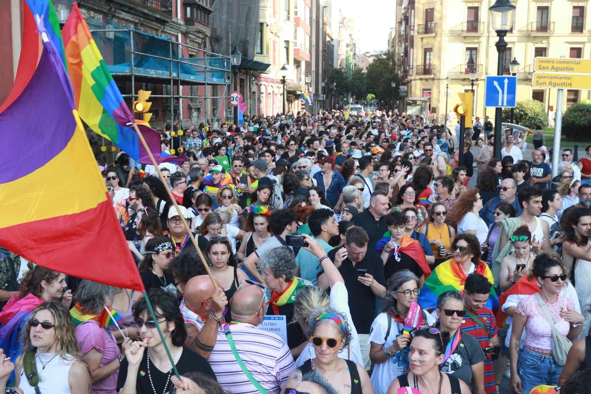 Fotos: Multitudinaria manifestación por los derechos LGTBIQ+, en Gijón