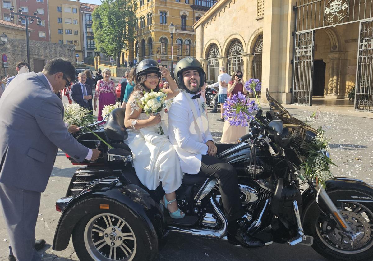 En Harley, vestida de blanco hasta la iglesia de San Pedro: gran boda motera en Gijón
