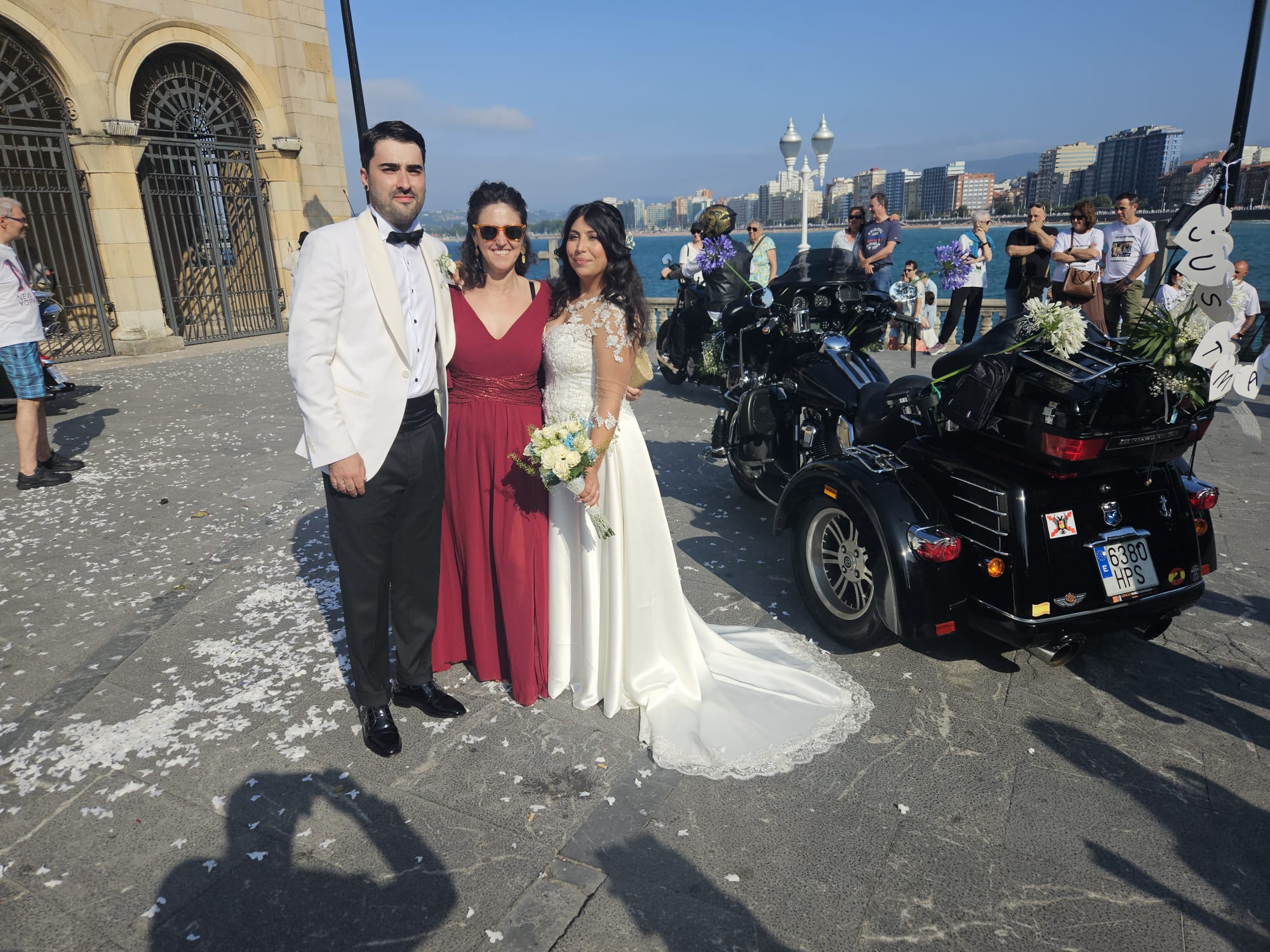En Harley, vestida de blanco hasta la iglesia de San Pedro: gran boda motera en Gijón