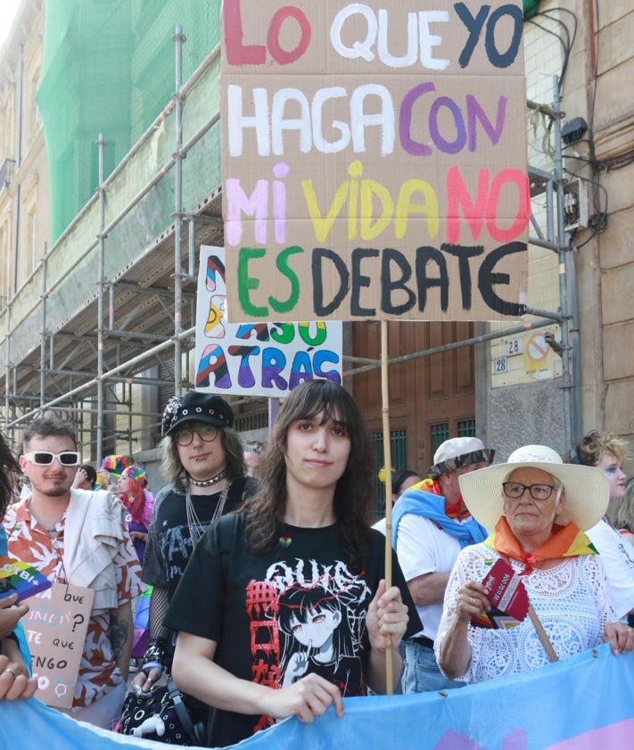 Imagen secundaria 2 - Más de 2.000 personas se movilizan en Gijón por los derechos LGTBIQ+ en el Día del Orgullo