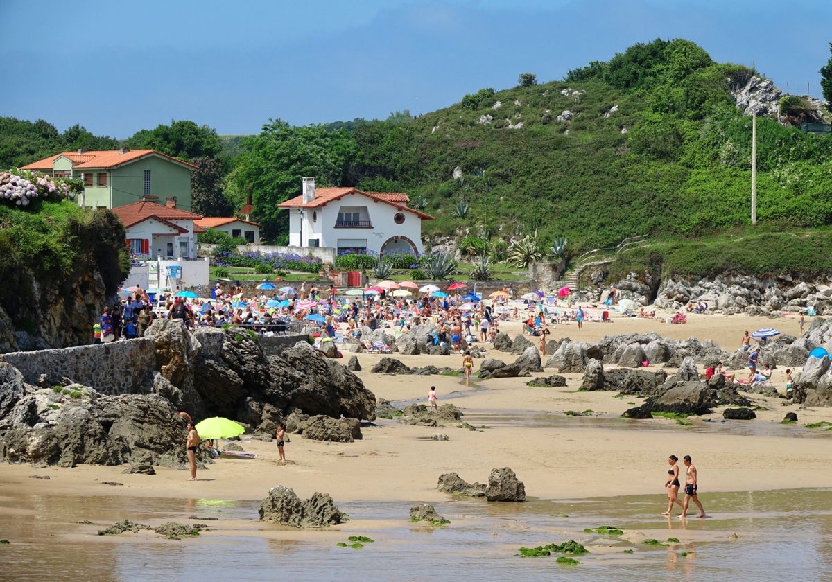 Playa de Celoriu, en Llanes, una de las que forma parte de la ruta de lanzaderas playeras.