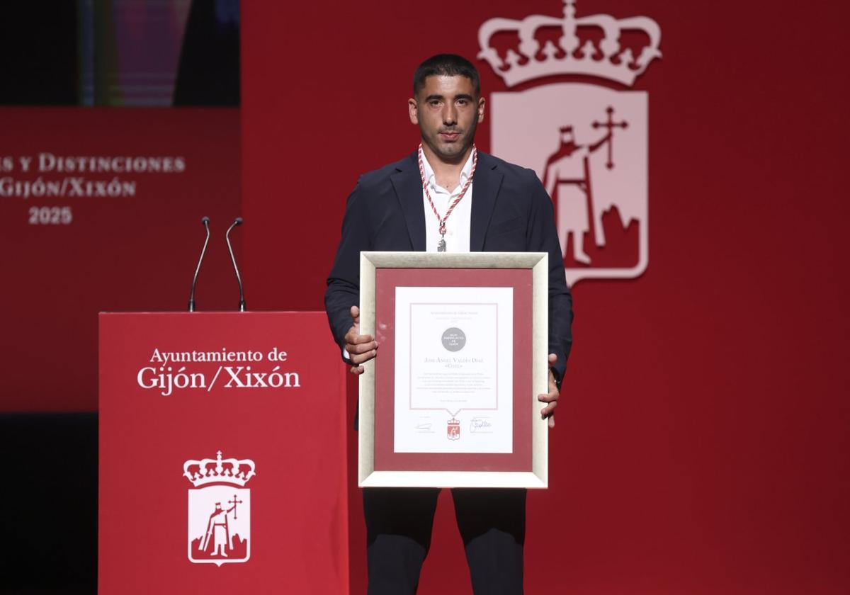 El excapitán del Sporting, José Ángel Valdés, 'Cote', con el título de Hijo Predilecto.