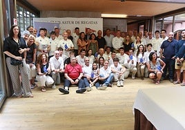 Foto de familia en el Club Astur de Regatas con todos los galardonados y organizadores.