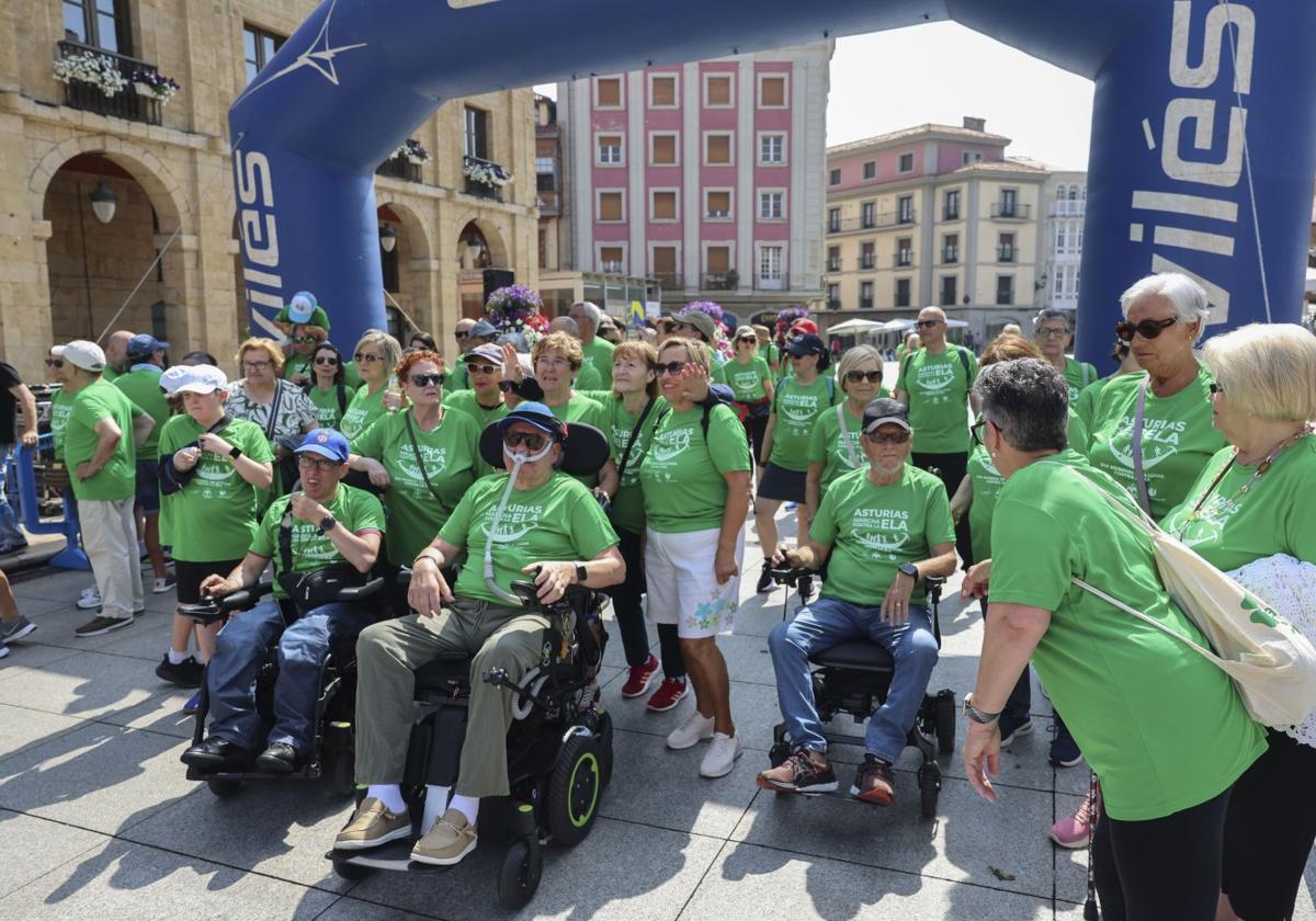 Los participantes en la marchacontra la ELA antes de iniciar elrecorrido.