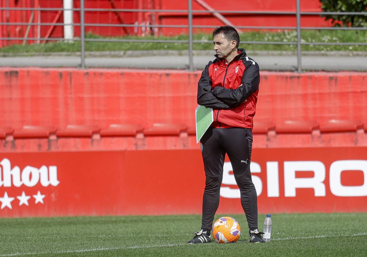 Asier Garitano, durante un entrenamiento en Mareo el curso pasado.