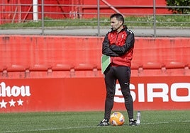 Asier Garitano, durante un entrenamiento en Mareo el curso pasado.