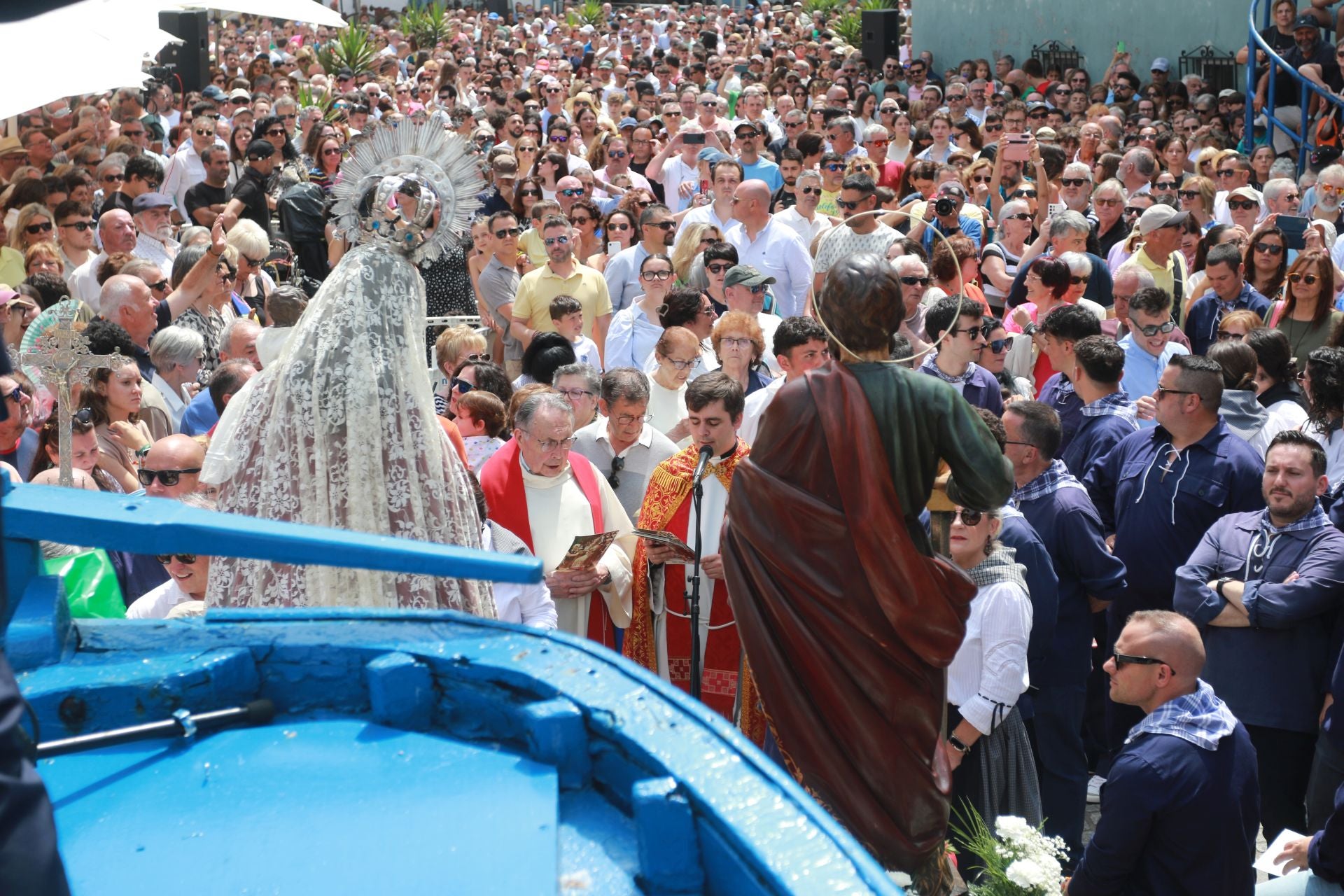Cudillero vive una Amuravela multitudinaria por San Pedro