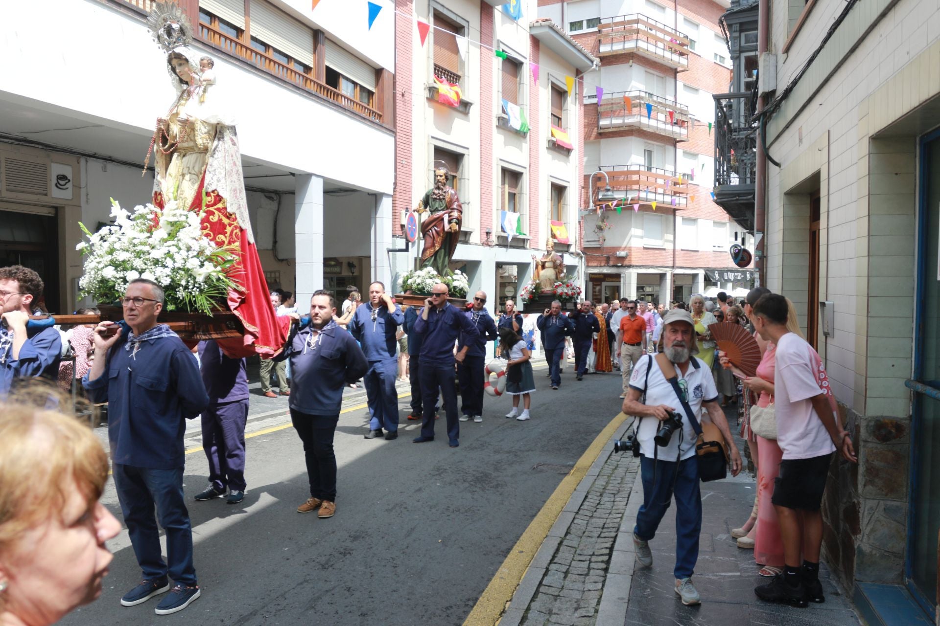 Cudillero vive una Amuravela multitudinaria por San Pedro