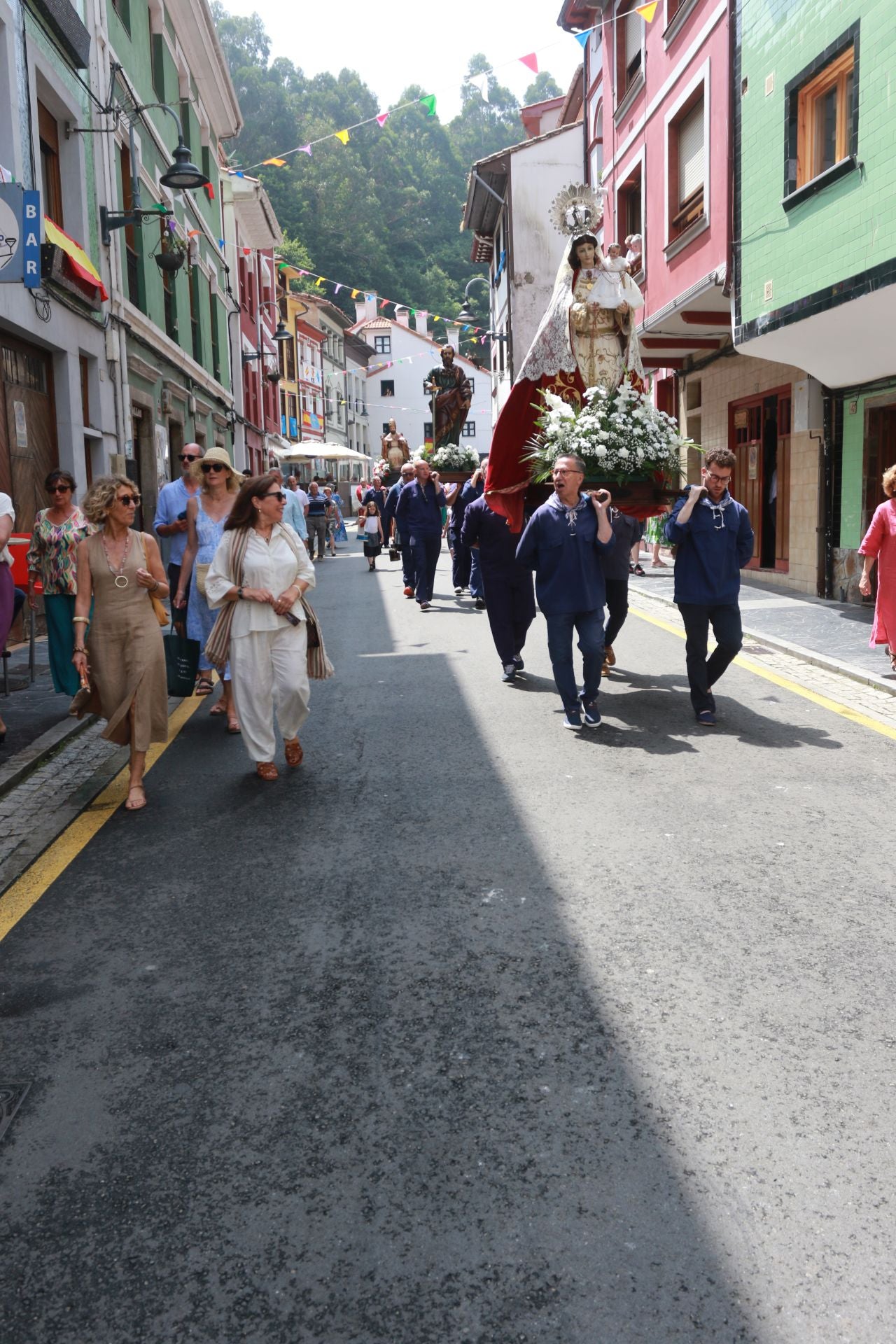 Cudillero vive una Amuravela multitudinaria por San Pedro