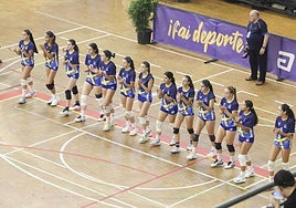 La selección asturiana infantil femenina aplaude al público antes de comenzar la final.