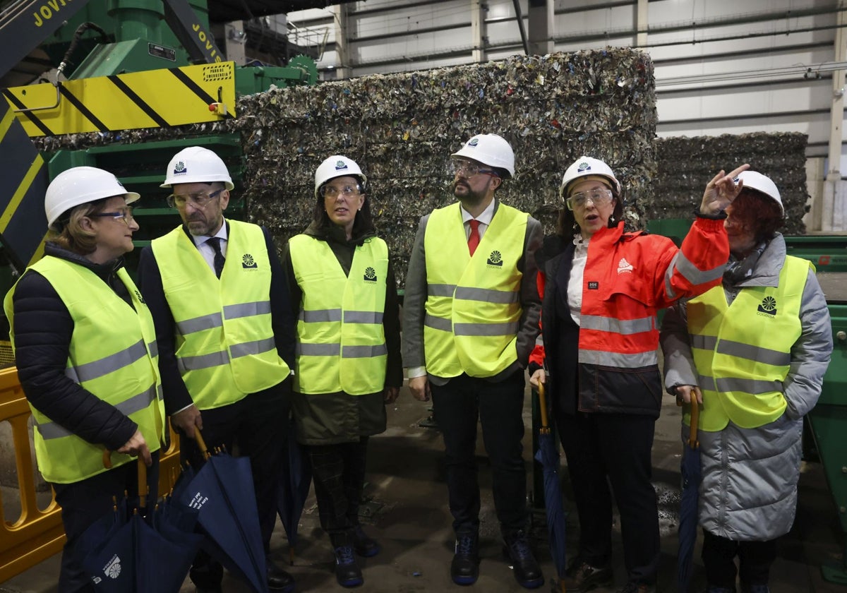 Visita inaugural a la 'plantona', en enero de 2024, con la entonces consejera, Nieves Roqueñí, el presidente del Principado, Adrián Barbón, y la gerente de Cogersa, Paz Orviz, ante los primeros fardos de CSR.