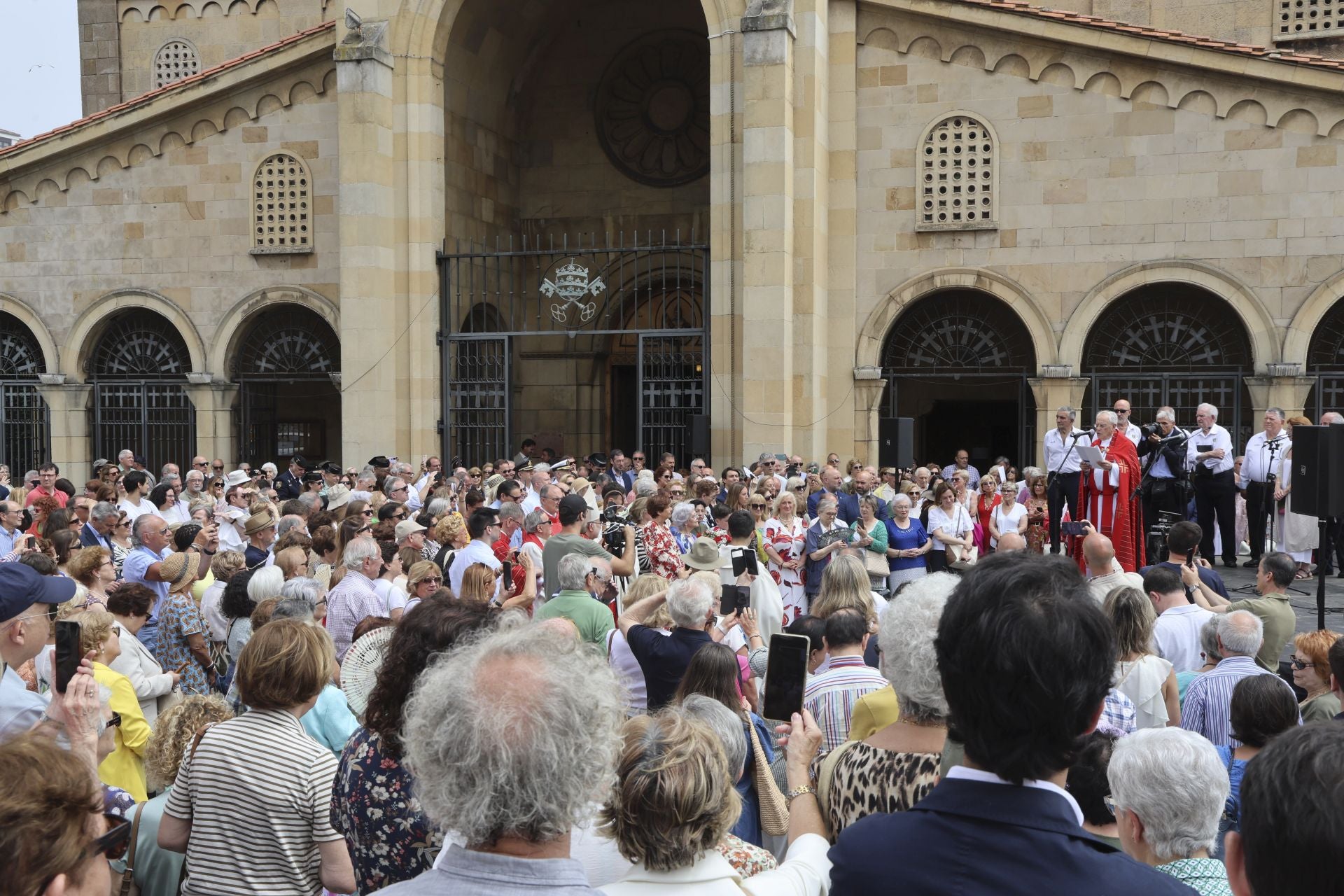 Gijón se rinde a San Pedro