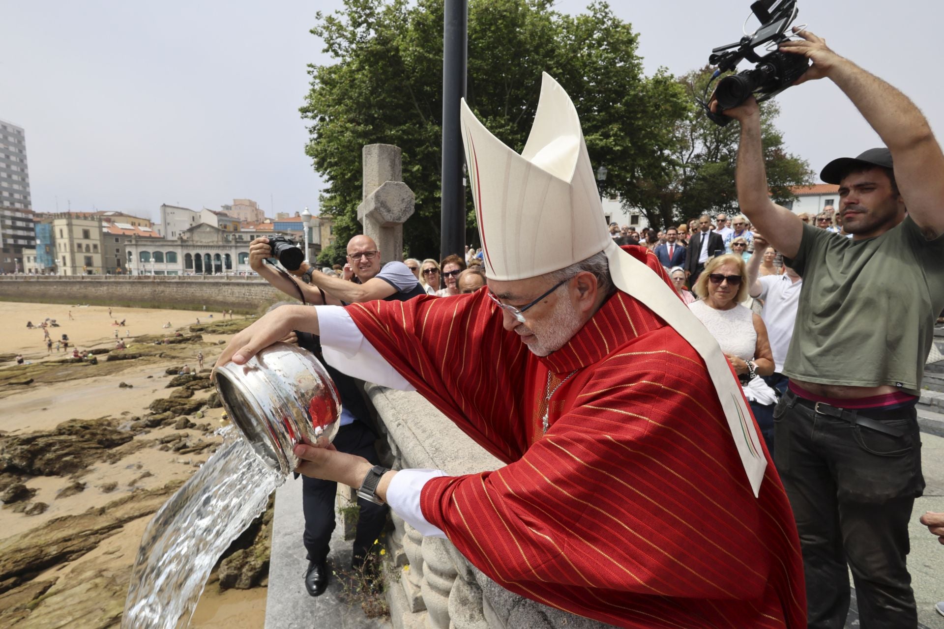 Gijón se rinde a San Pedro