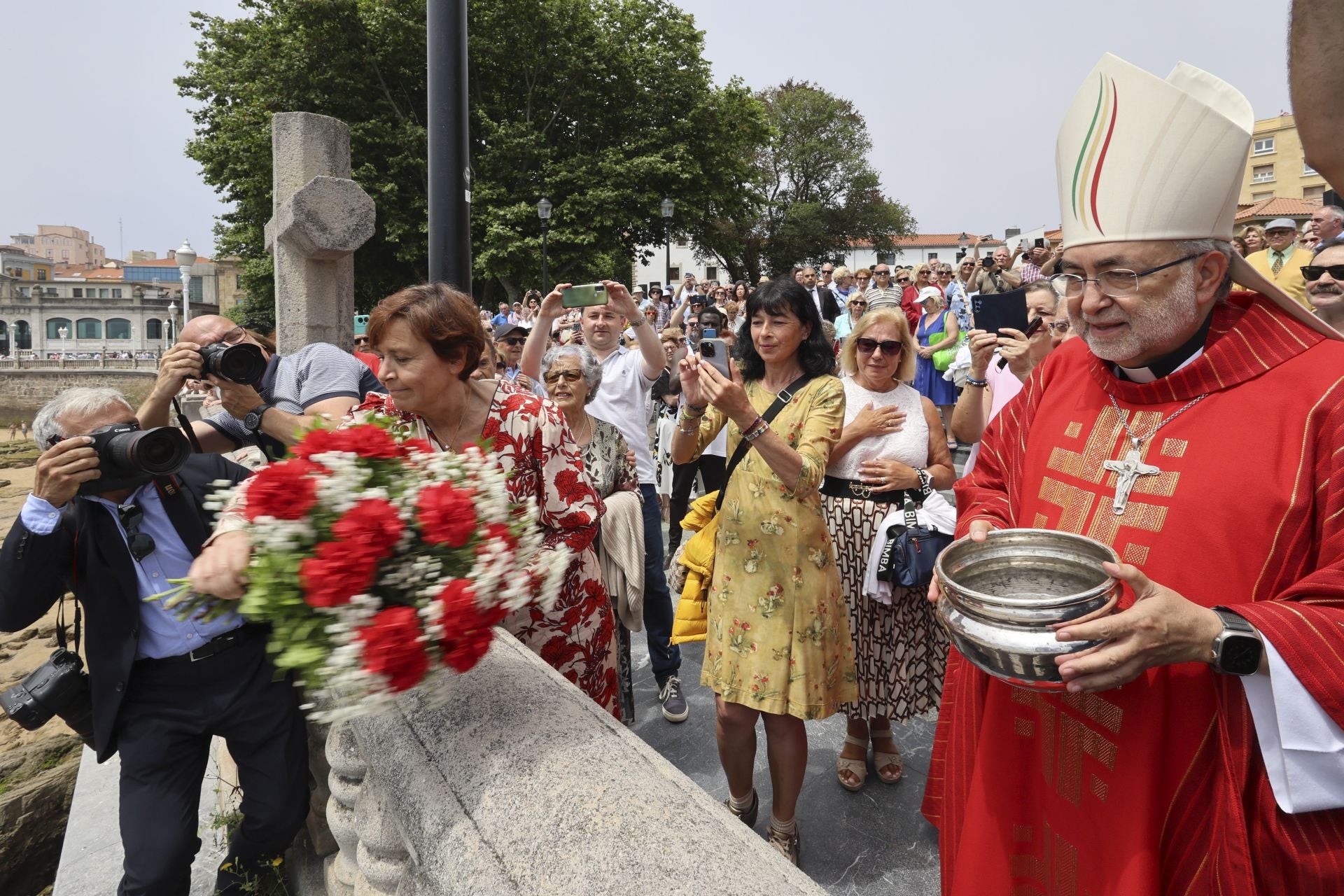 Gijón se rinde a San Pedro