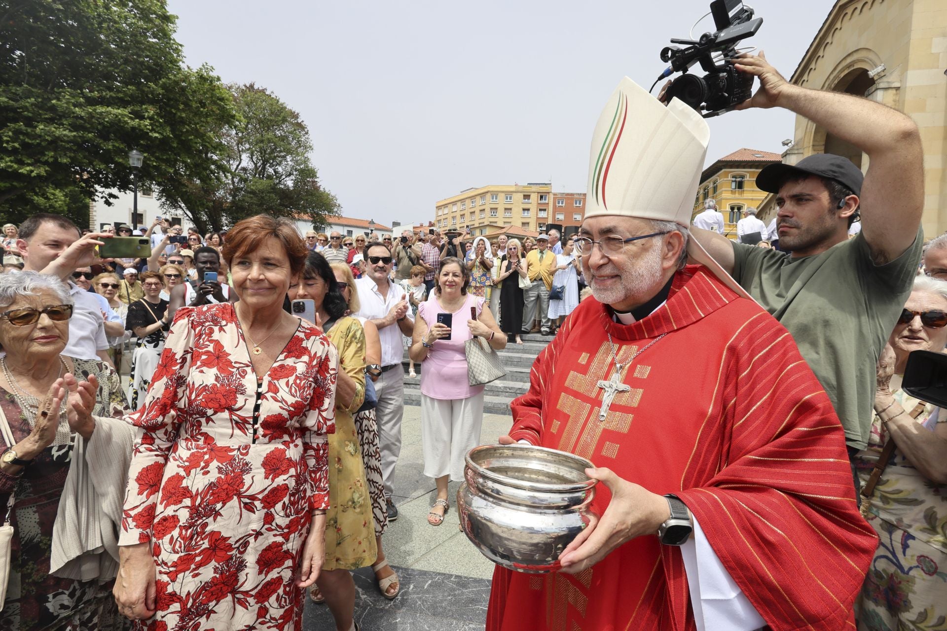 Gijón se rinde a San Pedro