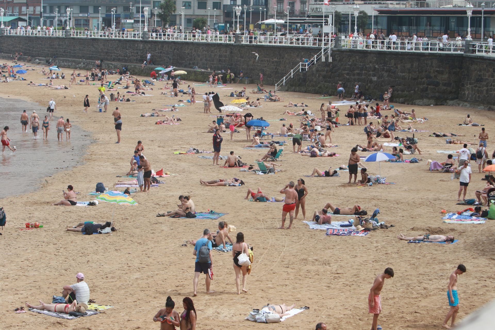 Domingo de agobiante calor: Asturias supera los 36 grados