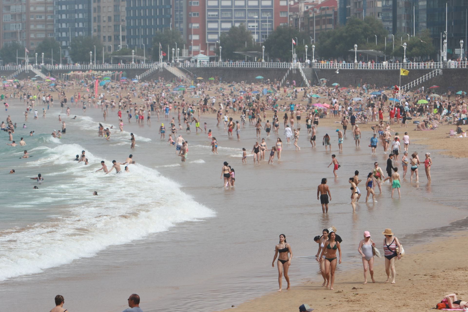 Domingo de agobiante calor: Asturias supera los 36 grados
