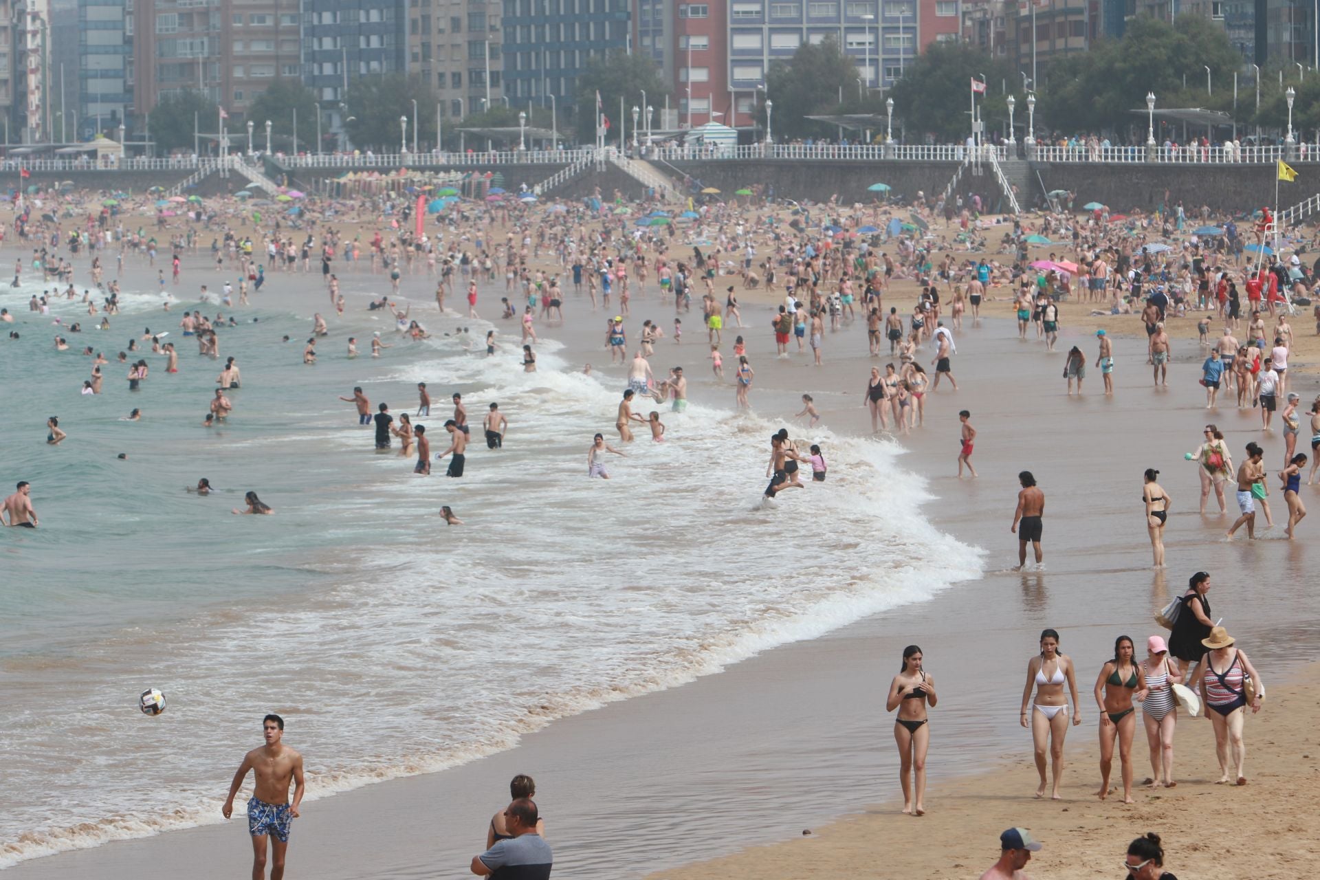 Domingo de agobiante calor: Asturias supera los 36 grados