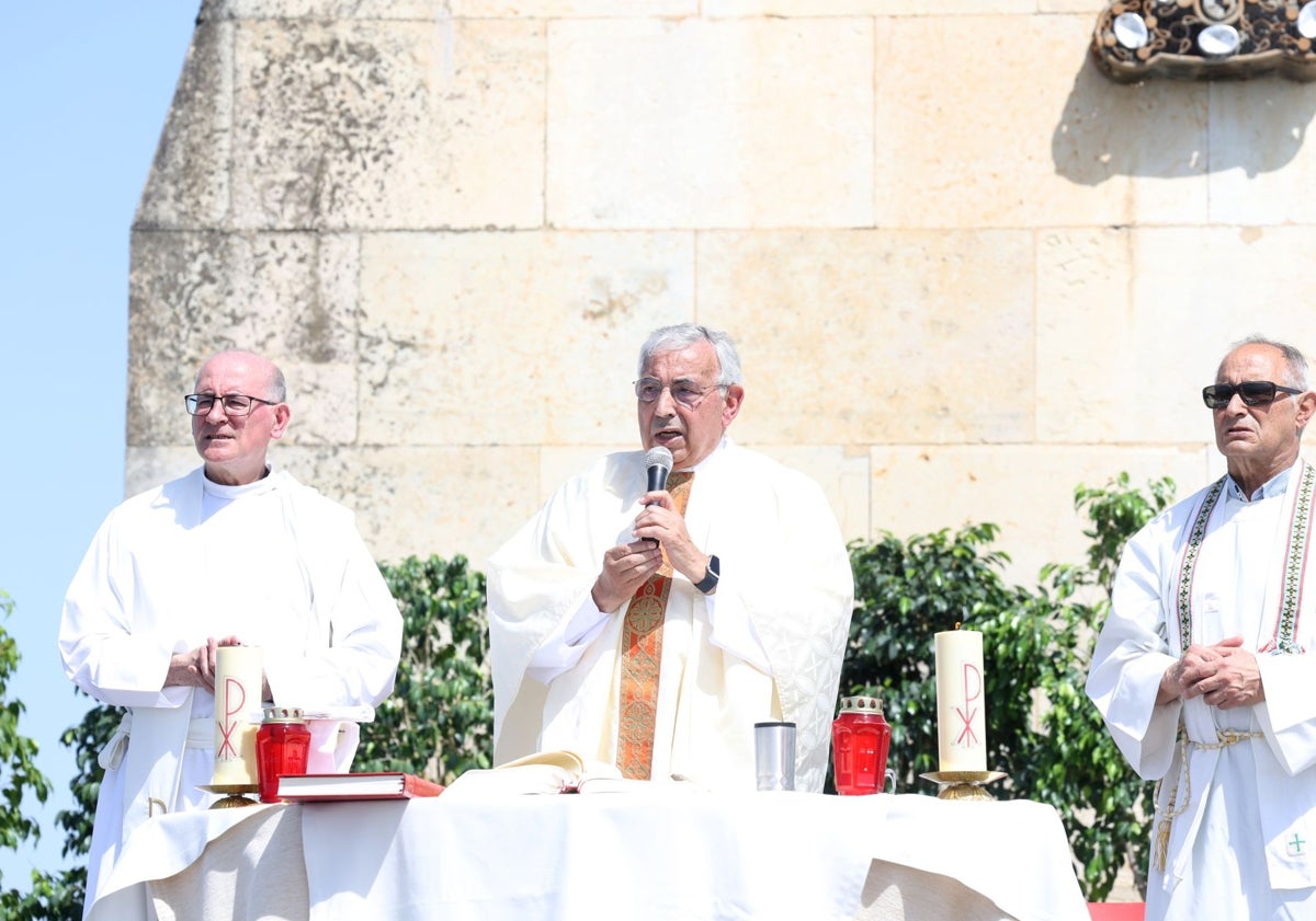 Imagen principal - Un centenar de personas acompañan al Sagrado Corazón del Naranco, en Oviedo