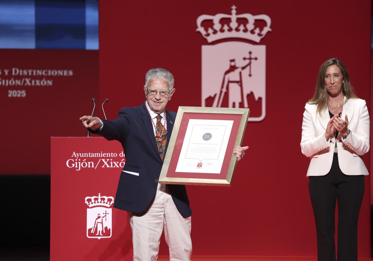Janel Cuesta, junto a la vicealcaldesa Ángela Pumariega, dedica su galardón a la ciudad señalando al público que asistió a la entrega de distinciones en el Teatro Jovellanos.