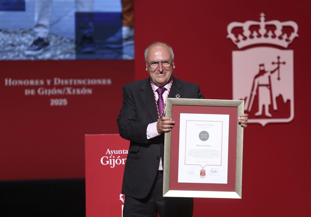 El director de Serenos de Gijón, Lorenzo Pañeda, tras recibir la medalla y el diploma.