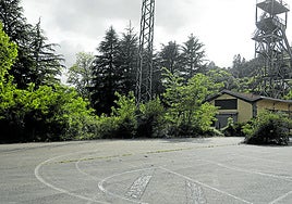 Espacios sin uso del pozo Venturo, ubicado en la Hueria Carrocera, en San Martín del Rey Aurelio.